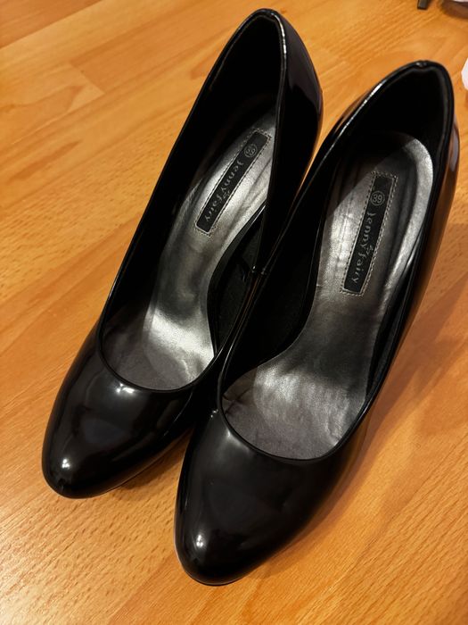 Sprzedam czarne buty na obcasie