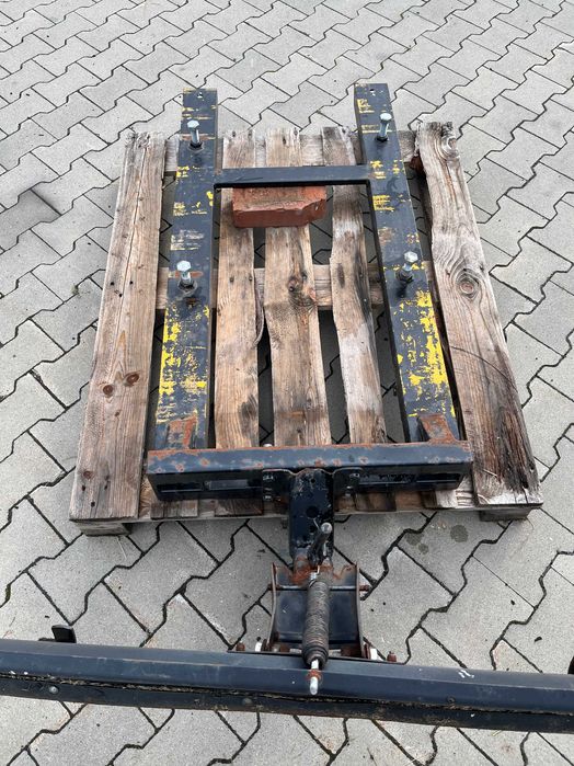 pług skrętny do śniegu mocowany do wózka widłowego