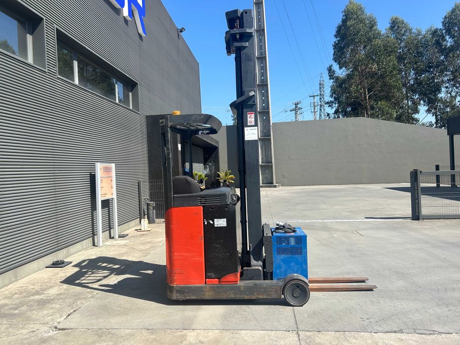 Empilhador Retrátil Linde R14