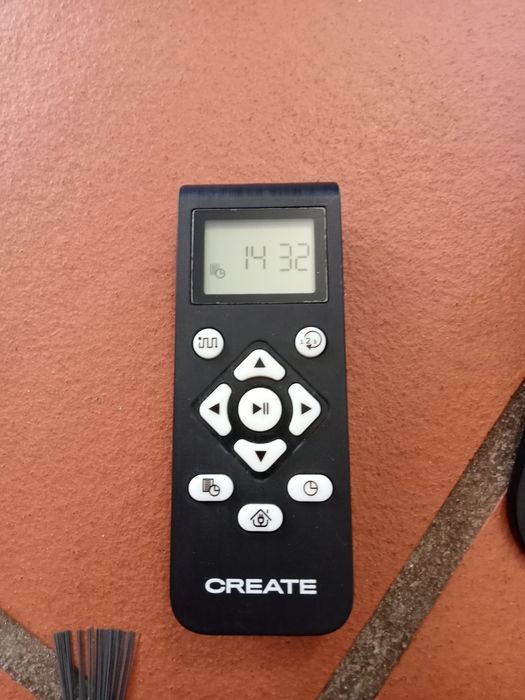 Aspirador robot com comando, quase novo por pouco uso.