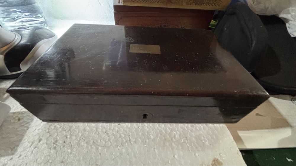 Caixa com compasso em lata incio seculo XX