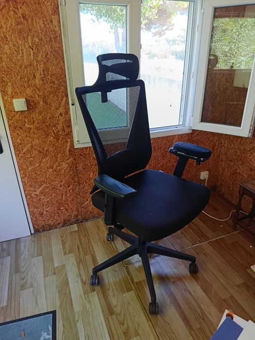 Cadeira de escritório com encosto em rede e apoio de cabeça