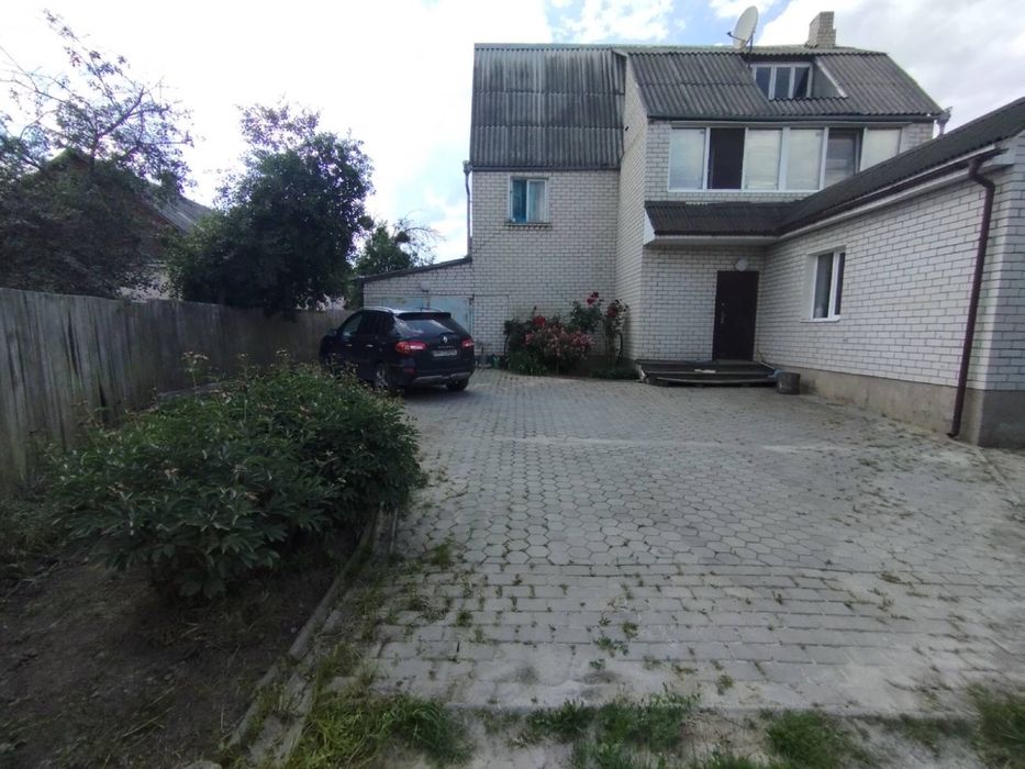 Продаж 2 будинків за ціною одного