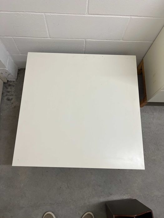 Mesa de Apoio / Centro Branco Minimalista + Estrutura de Metal