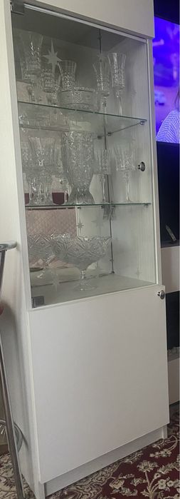 Продам сервант білого кольору ідеальний