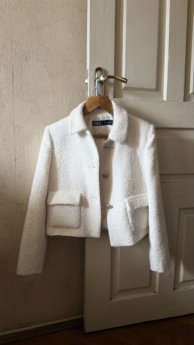 Молочна куртка з букле zara