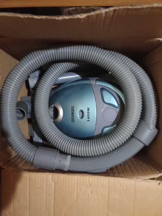 Стол кухонный обеденный и стулья