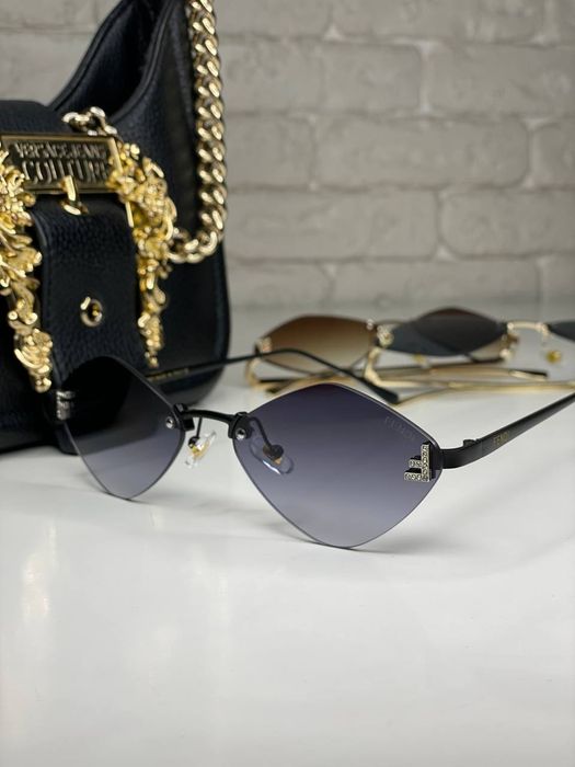 Сонцезахисні окуляри FENDI 7035, форма ромб, скляна лінза, UV400
Стиль