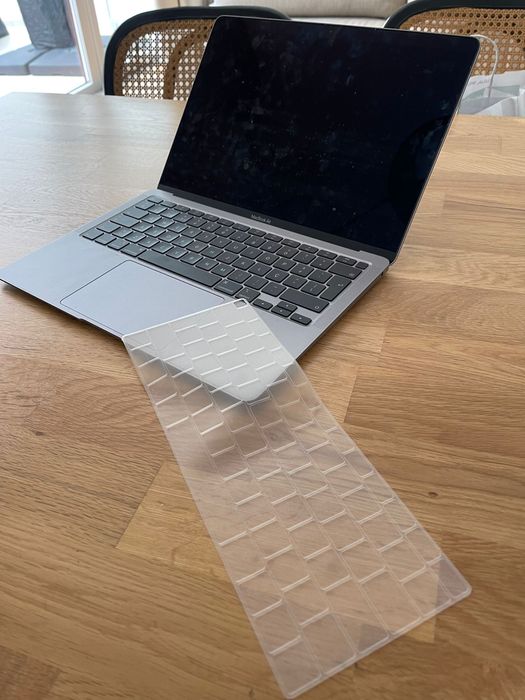 MacBook Air 13” 2020 i5 8GB – Ecrã Partido – Funciona (para reparação)