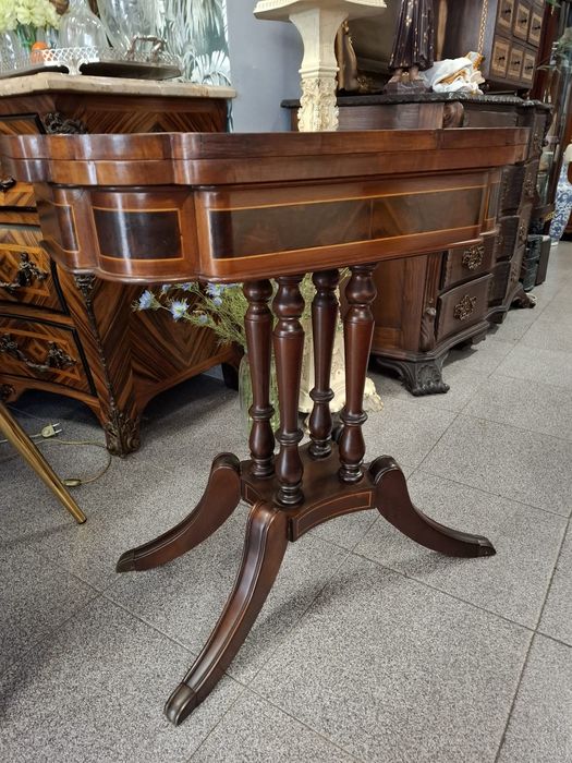 Mesa de Jogo Clássica. Oferecemos a entrega na zona de Lisboa.