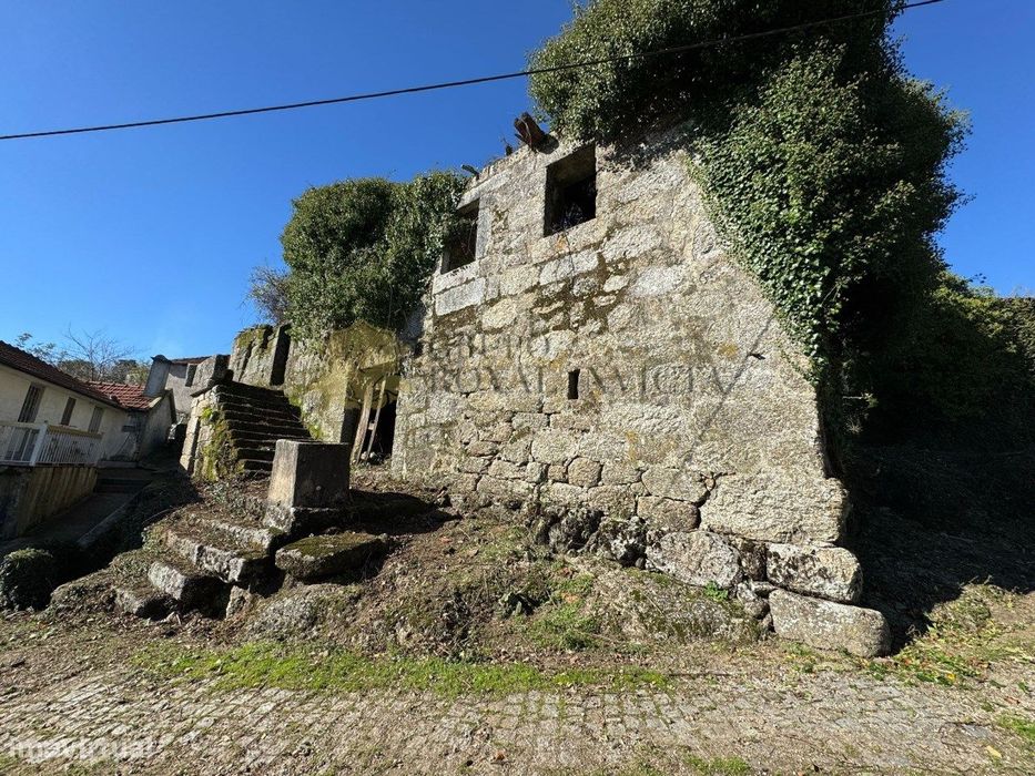 Moradia em granito para recuperar com amplo terreno - Celorico de Bast