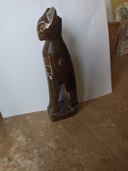 Stara, kamienna figurka egipskiego kota.