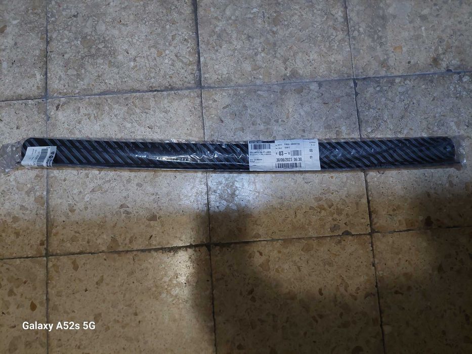 Resguardo de motor e batente em borracha para capot. Fiat Punto HLX.