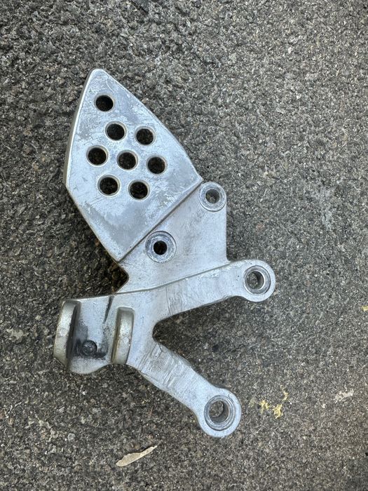 Кріплення передньої правої підніжки hyosung