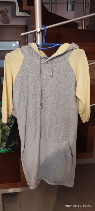 Sukienka sportowa z kapturem