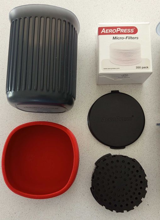 Cafeteira AeroPress Go com caixa de filtros como nova