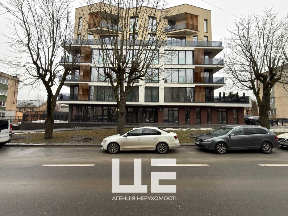 Продаж комерційного приміщення. 204кв.м. Фасад. вул. Окружна 43.