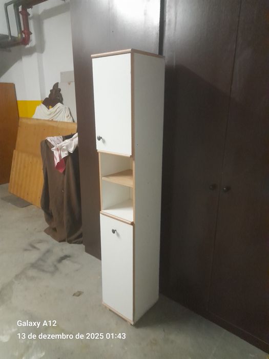 Móvel alto e estreito