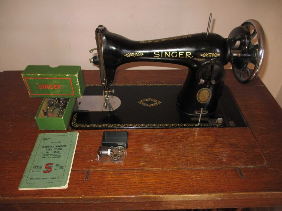 Máquina de Costura Singer 15K Com Móvel de Pedal com Acessórios