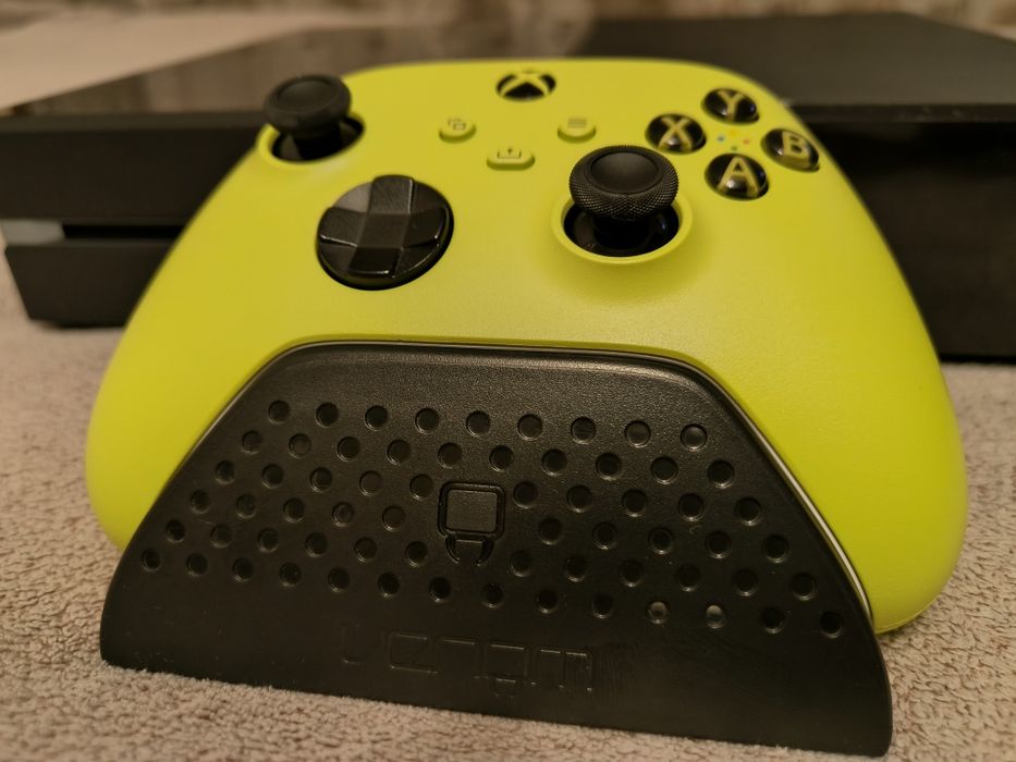 Xbox One 500 gb + геймпад Xbox Series (новий, акумулятор)+ акаунт з іграми