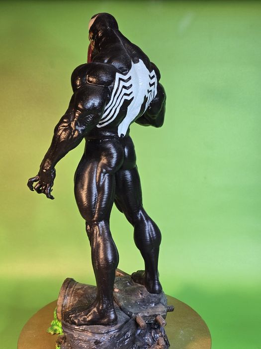 Колекційна фігурка легендарного антигероя Venom висотою 35 см.