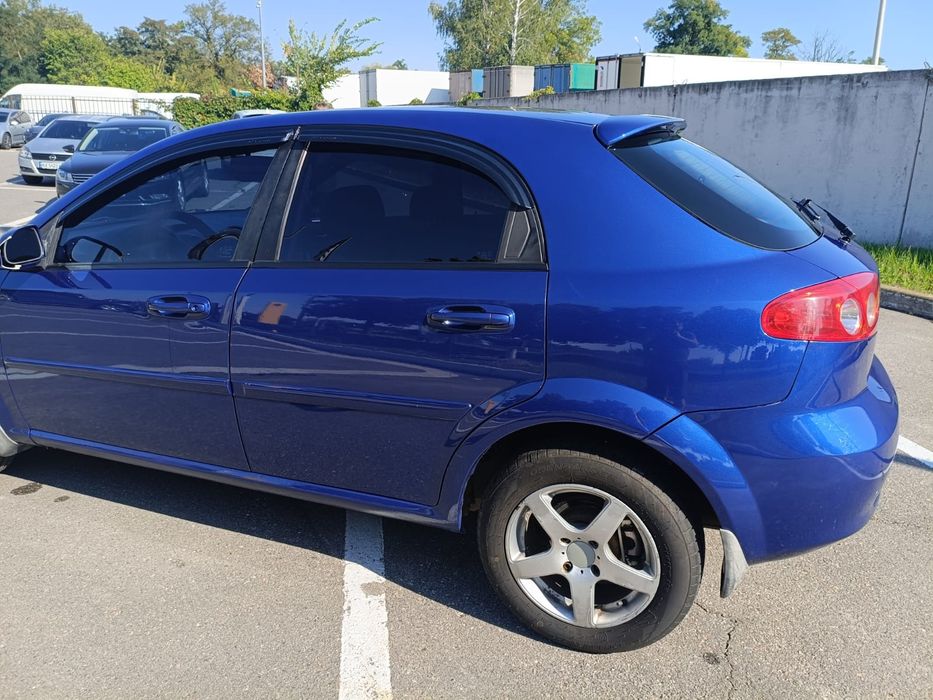 Продам гарний автомобіль Шевроле лачеті