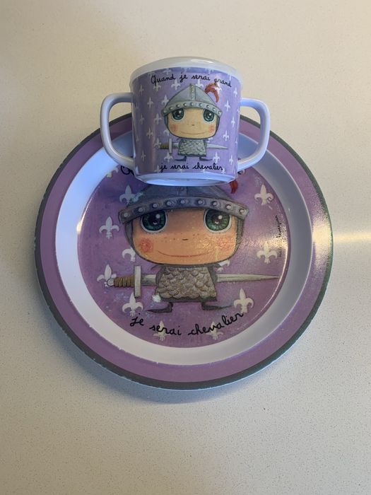 Conjunto de prato e copo de criança