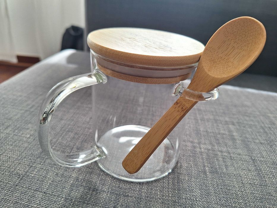 Chavena em vidro com colher e tampa de bambu