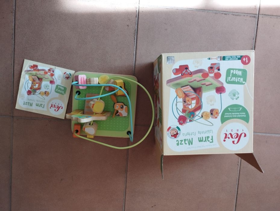 Guitarra Spiderman e labirinto granja