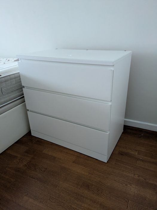 Cómoda Malm 3 gavetas com tampo de vidro