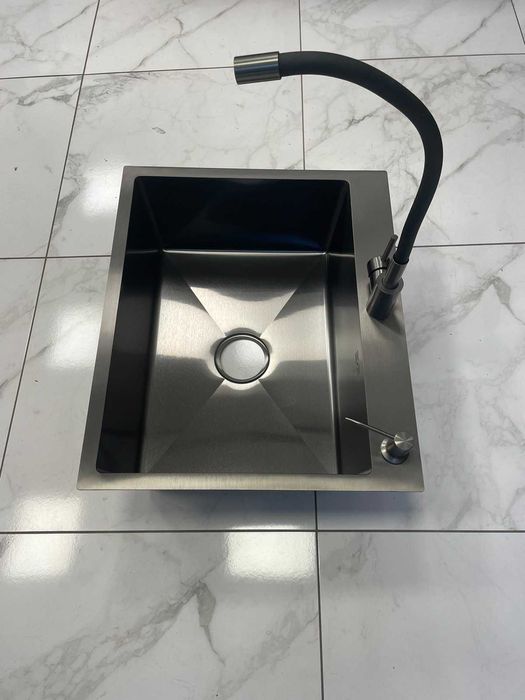 Мийка кухонна Lidz 6050 см чорна та змішувач Kraft гнучкий чорний