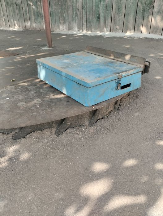 Продаються ваги.