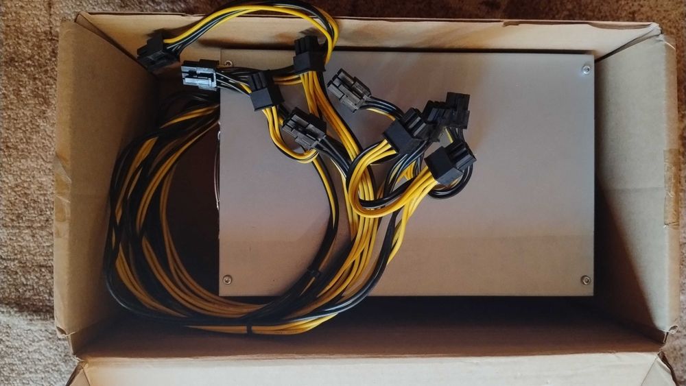Antminer Zasilacz 1800W.