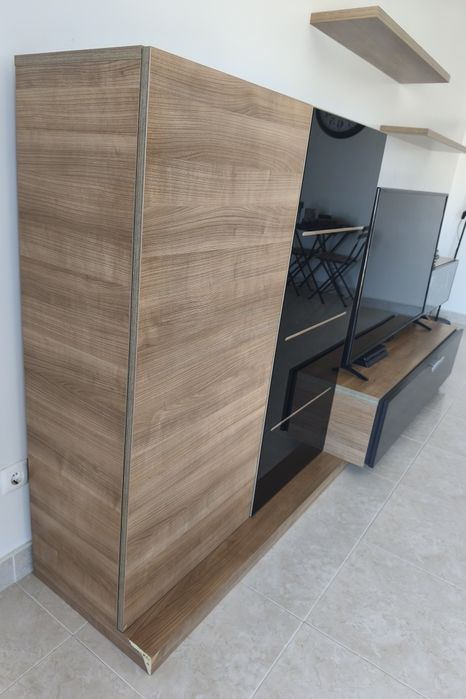 Móvel TV com vitrine e prateleiras de parede
