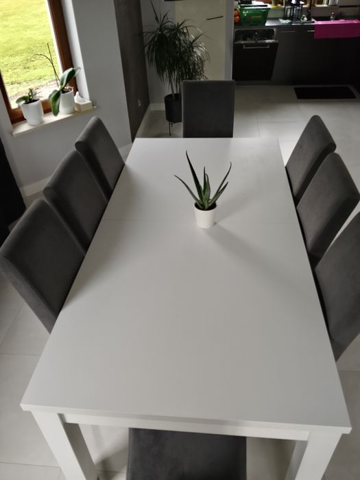 Stół rozkładany krzesła