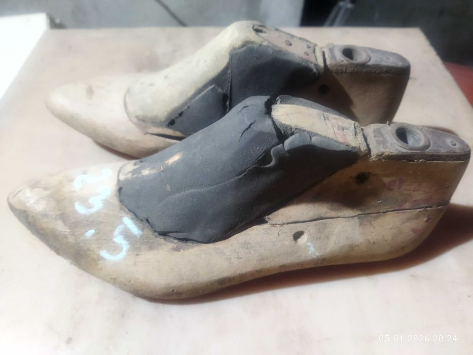 Обувные колодки для пошива обуви.