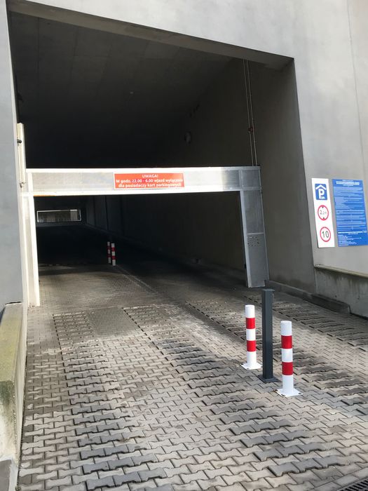 Sprzedam miejsce postojowe.