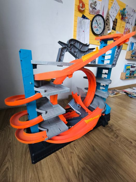 Garaż hot wheels atak rekina