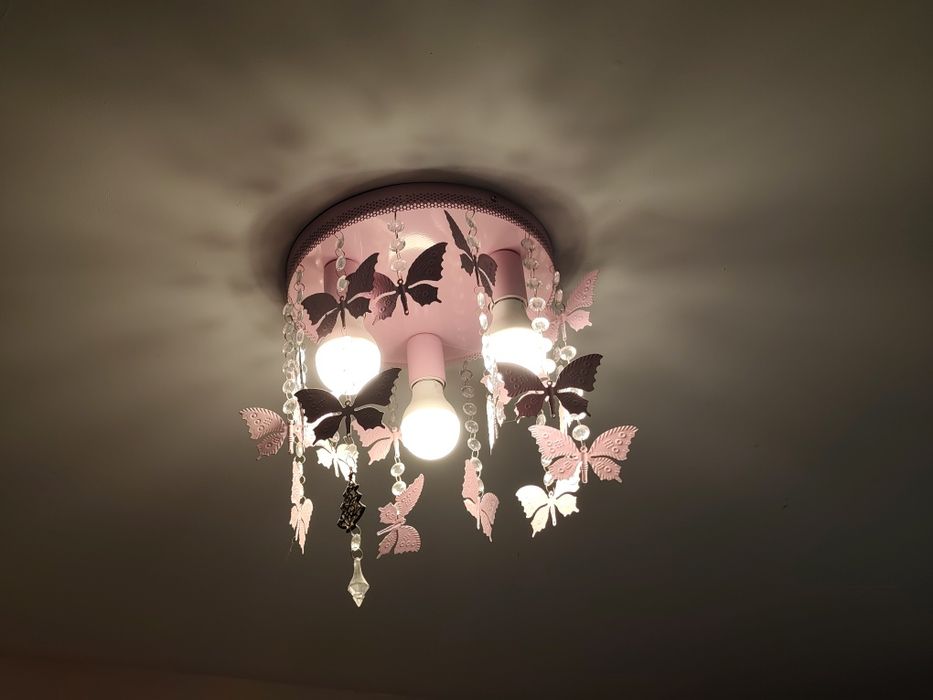 Metalowa lampa motyle do pokoju dziecięcego