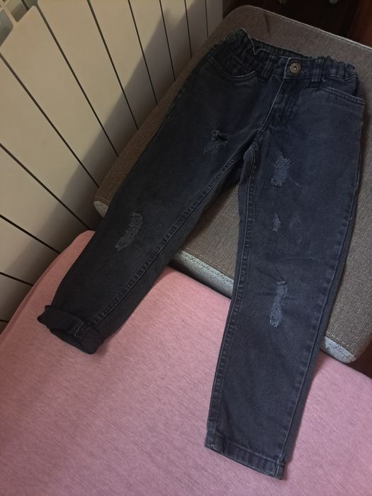 Spodnie jeansowe z dziurami 116