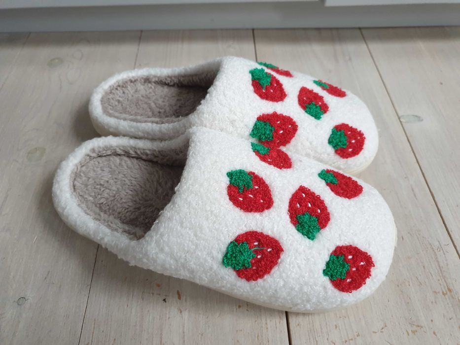 Nowe białe kapcie w truskawki rozmiar 39 podeszwa antypoślizgowa