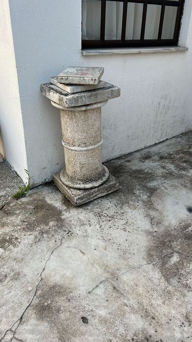 Vende se um jogo de mesa com três bancos  para jardim