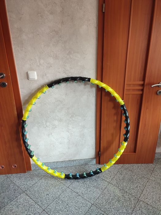 hula hop z wypustkami i obciążeniem.