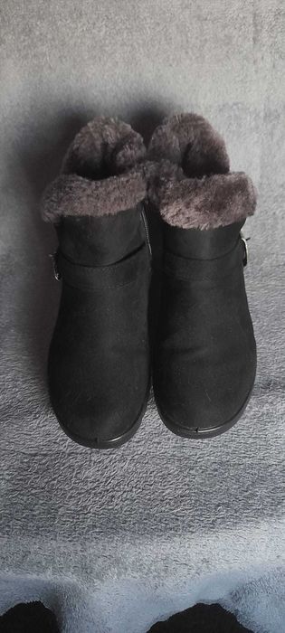 BOTAS NOVAS pretas com pele, sola acrílica - tamanho 36 - 10€
