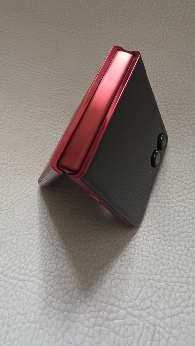 Motorola Razr 60 Ultra – Estado Irrepreensível – Apenas 38 Ciclos – Full Box