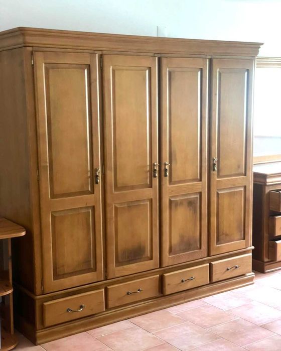 Roupeiro em madeira maciça, como novo altura 198X205X66 cm