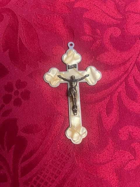 Pequeno Crucifixo antigo, bom para pendurar no berço