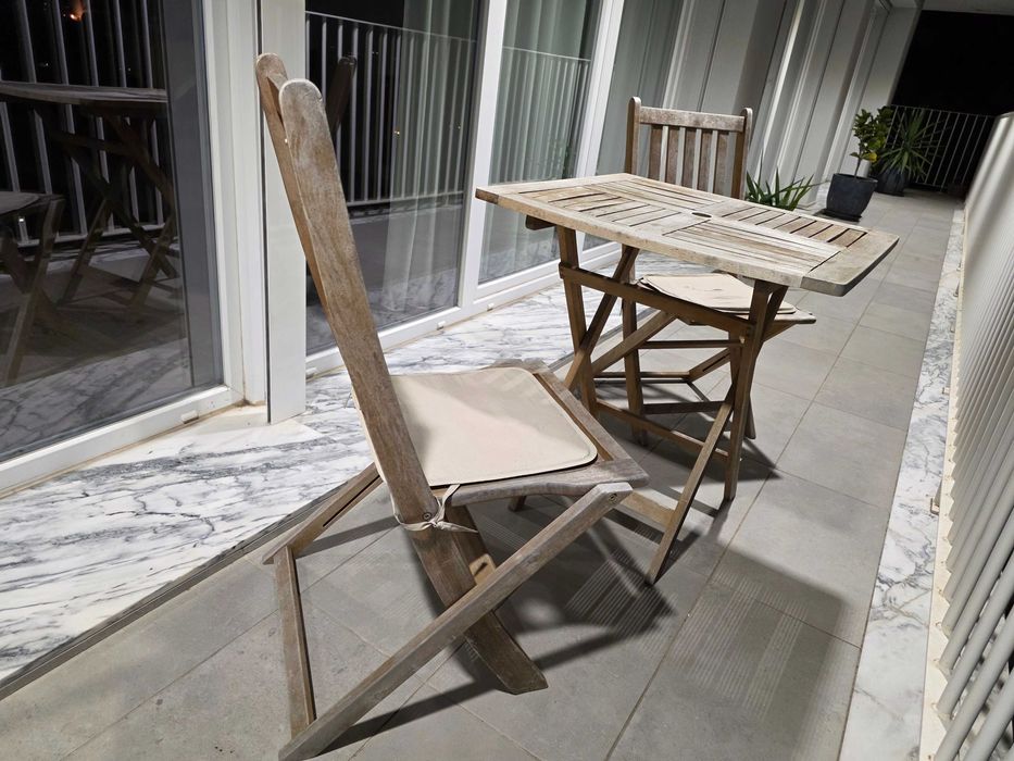 Mesa de exterior com duas cadeiras
