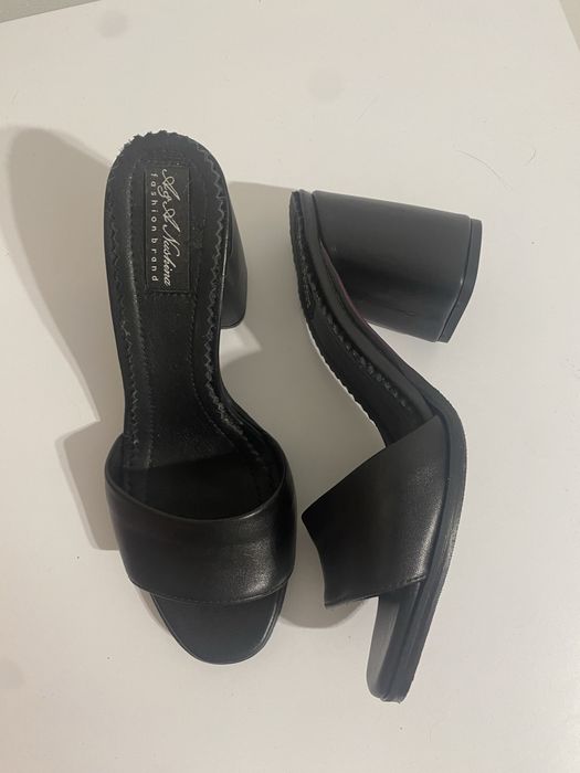 Шльопанці шкіряні нові