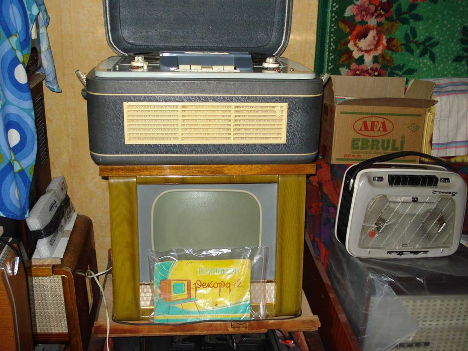 Приемники, магнитофоны из коллекции.